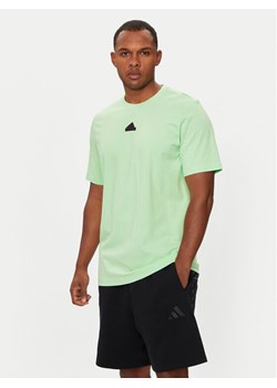 adidas T-Shirt City Escape Graphic IN6237 Zielony Regular Fit ze sklepu MODIVO w kategorii T-shirty męskie - zdjęcie 183894923