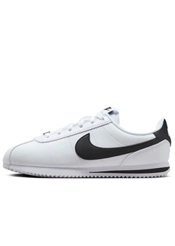 Buty młodzieżowe Nike Cortez GS DM0950-108 - białe ze sklepu streetstyle24.pl w kategorii Buty sportowe dziecięce - zdjęcie 183897941
