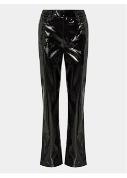 Gina Tricot Spodnie z imitacji skóry 21348 Czarny Regular Fit ze sklepu MODIVO w kategorii Spodnie damskie - zdjęcie 183904210
