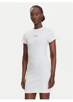Tommy Jeans Sukienka codzienna Script DW0DW21186 Écru Slim Fit ze sklepu MODIVO w kategorii Sukienki - zdjęcie 183907604