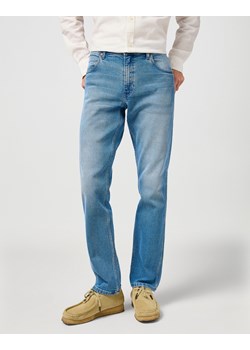 WRANGLER MĘSKIE SPODNIE JEANSOWE WRANGLER GREENSBORO COWBOY HAZE 112364420 ze sklepu YouNeedit.pl w kategorii Jeansy męskie - zdjęcie 183922990