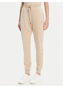 Guess Spodnie dresowe V3BB27 K0232 Beżowy Regular Fit ze sklepu MODIVO w kategorii Spodnie damskie - zdjęcie 183932093