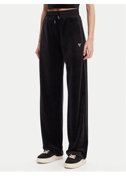 Guess Spodnie dresowe V3BB26 K0232 Czarny Regular Fit ze sklepu MODIVO w kategorii Spodnie damskie - zdjęcie 183932103