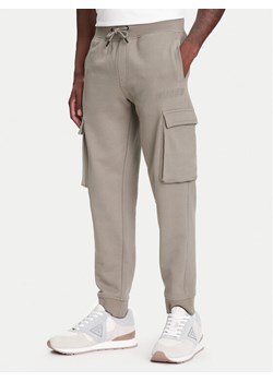Guess Spodnie dresowe Z4YB08 KAIJ1 Khaki Regular Fit ze sklepu MODIVO w kategorii Spodnie męskie - zdjęcie 183932140