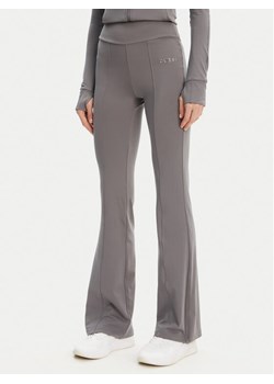 Guess Spodnie dresowe V5RB15 KCD02 Szary Regular Fit ze sklepu MODIVO w kategorii Spodnie damskie - zdjęcie 183932160