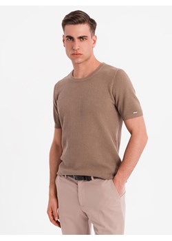 Koszulka męska dzianinowa z delikatną drobną strukturą -  jasnobrązowa V2 OM-TSCT-0244 ze sklepu ombre w kategorii T-shirty męskie - zdjęcie 183933624