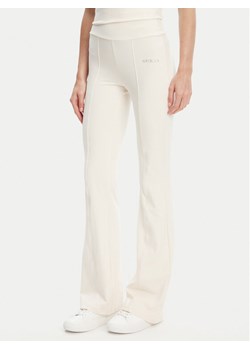 Guess Spodnie dresowe V5RB15 KCD02 Écru Regular Fit ze sklepu MODIVO w kategorii Spodnie damskie - zdjęcie 183937914