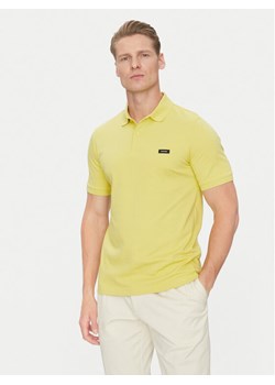 Calvin Klein Polo K10K111196 Żółty Slim Fit - id: 0000304662799 - marki Calvin Klein - 183937963 Calvin Klein Polo K10K111196 Żółty Slim Fit ze sklepu MODIVO w kategorii T-shirty męskie - zdjęcie 183937963