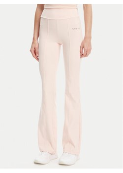 Guess Spodnie dresowe V5RB15 KCD02 Różowy Regular Fit ze sklepu MODIVO w kategorii Spodnie damskie - zdjęcie 183937970
