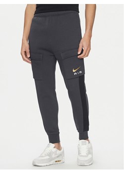 Nike Spodnie dresowe FN7693 Szary Regular Fit ze sklepu MODIVO w kategorii Spodnie męskie - zdjęcie 183938044