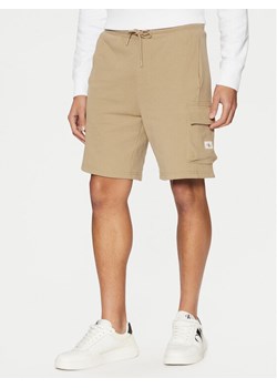 Calvin Klein Jeans Szorty sportowe J30J327284 Beżowy Regular Fit ze sklepu MODIVO w kategorii Spodenki męskie - zdjęcie 183938113