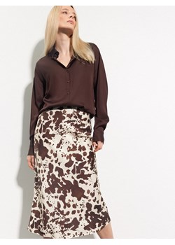 Mohito - Brązowa koszula z wiskozy - ciemnobrązowy - id: 404GG-89X - marki Mohito - 183939691 Mohito - Brązowa koszula z wiskozy - ciemnobrązowy ze sklepu Mohito w kategorii Koszule damskie - zdjęcie 183939691