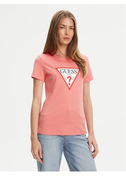Guess T-Shirt W1YI1B I3Z14 Koralowy Regular Fit ze sklepu MODIVO w kategorii Bluzki damskie - zdjęcie 183941560
