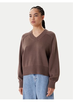 Tommy Hilfiger Sweter WW0WW45700 Brązowy Regular Fit ze sklepu MODIVO w kategorii Swetry damskie - zdjęcie 183941611