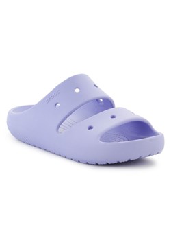 Klapki Crocs Classic Sandal V2 209403-5BN fioletowe - id: 225338 - marki Crocs - 183944160 Klapki Crocs Classic Sandal V2 209403-5BN fioletowe ze sklepu ButyModne.pl w kategorii Klapki damskie - zdjęcie 183944160