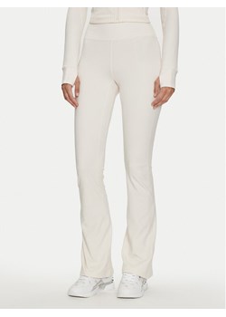 Guess Spodnie materiałowe Marika V4YB15 KCD02 Beżowy Regular Fit ze sklepu MODIVO w kategorii Spodnie damskie - zdjęcie 183944782