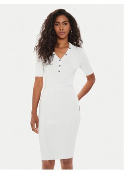 Guess Sukienka dzianinowa W4YK16 Z37K0 Biały Slim Fit ze sklepu MODIVO w kategorii Sukienki - zdjęcie 183944801