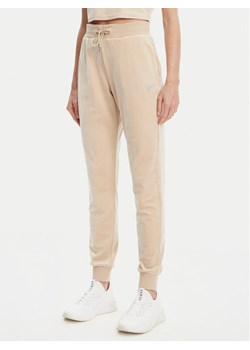 Guess Spodnie dresowe V3BB27 K0232 Beżowy Regular Fit ze sklepu MODIVO w kategorii Spodnie damskie - zdjęcie 183944902