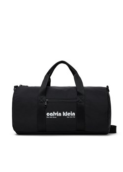 Calvin Klein Jeans Torba Ckj Graphic Ck Crossbody Duffle LV04G3163G Czarny ze sklepu MODIVO w kategorii Torby sportowe - zdjęcie 183945131
