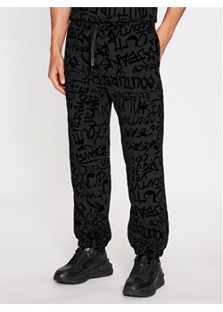 Versace Jeans Couture Spodnie dresowe 75GAA315 Czarny Regular Fit ze sklepu MODIVO w kategorii Spodnie męskie - zdjęcie 183945393