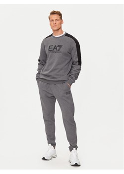 EA7 Emporio Armani Dres 6DPV64 PJVTZ 3925 Szary Regular Fit ze sklepu MODIVO w kategorii Dresy męskie - zdjęcie 183945571