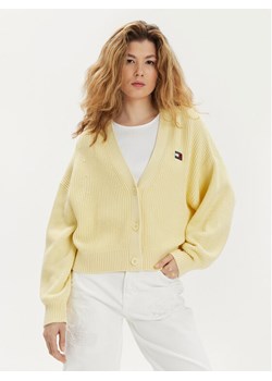 Tommy Jeans Kardigan Essential DW0DW17253 Żółty Relaxed Fit - id: 0000303433529 - marki Tommy Jeans - 183945664 Tommy Jeans Kardigan Essential DW0DW17253 Żółty Relaxed Fit ze sklepu MODIVO w kategorii Swetry damskie - zdjęcie 183945664
