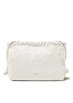 Calvin Klein Jeans Torebka Drawstring Crossbody26 LV04K3060G Écru ze sklepu MODIVO w kategorii Torebki worki - zdjęcie 183945741