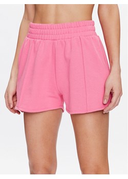 Guess Szorty sportowe Dalya V3GD07 KAIJ1 Różowy Loose Fit ze sklepu MODIVO w kategorii Szorty - zdjęcie 183946174