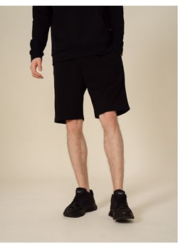 Outhorn Szorty sportowe OTHSS23TSHOM130 Czarny Regular Fit ze sklepu MODIVO w kategorii Spodenki męskie - zdjęcie 183946190