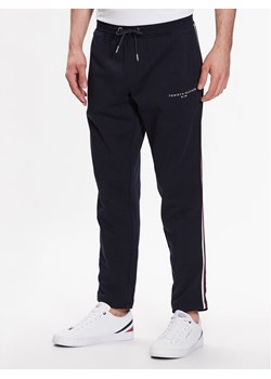 Tommy Hilfiger Spodnie dresowe MW0MW30030 Granatowy Regular Fit ze sklepu MODIVO w kategorii Spodnie męskie - zdjęcie 183946204