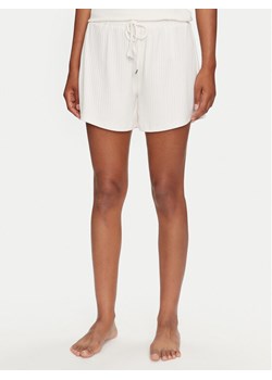 Guess Szorty materiałowe O4GD00 KBXB2 Beżowy Regular Fit ze sklepu MODIVO w kategorii Szorty - zdjęcie 183946654