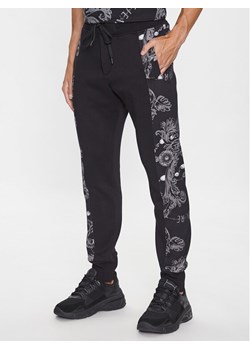 Versace Jeans Couture Spodnie dresowe 75GAA3C0 Czarny Regular Fit ze sklepu MODIVO w kategorii Spodnie męskie - zdjęcie 183946682