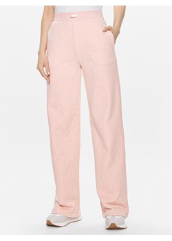 Guess Spodnie dresowe Logo V4RB13 KC2W0 Różowy Relaxed Fit ze sklepu MODIVO w kategorii Spodnie damskie - zdjęcie 183946852