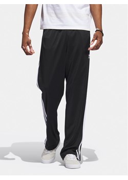 adidas Spodnie dresowe adicolor Classics Firebird IJ7055 Czarny Regular Fit ze sklepu MODIVO w kategorii Spodnie męskie - zdjęcie 183946951