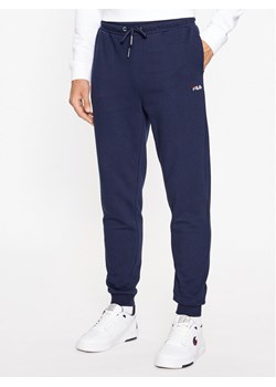 Fila Spodnie dresowe FAM0500 Granatowy Regular Fit ze sklepu MODIVO w kategorii Spodnie męskie - zdjęcie 183947071