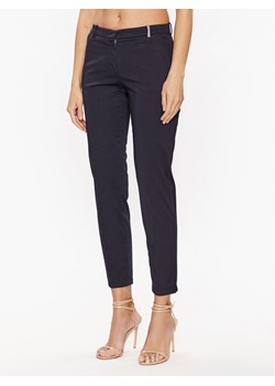 Fabiana Filippi Spodnie materiałowe PADP02W364 Granatowy Regular Fit ze sklepu MODIVO w kategorii Spodnie damskie - zdjęcie 183947400