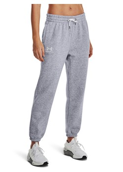Under Armour Spodnie dresowe Essential Fleece Joggers 1373034 Szary Regular Fit ze sklepu MODIVO w kategorii Spodnie damskie - zdjęcie 183947543