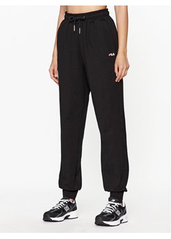Fila Spodnie dresowe FAW0559 Czarny Relaxed Fit ze sklepu MODIVO w kategorii Spodnie damskie - zdjęcie 183947760