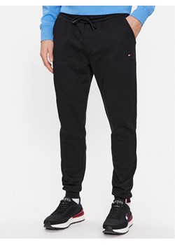 Tommy Hilfiger Spodnie dresowe Badge MW0MW34209 Czarny Regular Fit ze sklepu MODIVO w kategorii Spodnie męskie - zdjęcie 183947812