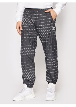 adidas Spodnie dresowe Graphics Monogram H13484 Czarny Regular Fit ze sklepu MODIVO w kategorii Spodnie męskie - zdjęcie 183948264