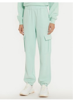 Champion Spodnie dresowe 117554 Zielony Loose Fit ze sklepu MODIVO w kategorii Spodnie damskie - zdjęcie 183948724
