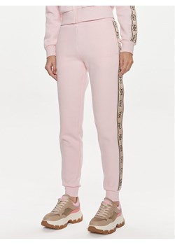 Guess Spodnie dresowe Britney V2YB15 KB3P2 Różowy Regular Fit ze sklepu MODIVO w kategorii Spodnie damskie - zdjęcie 183948782
