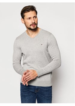 Tommy Hilfiger Sweter MW0MW04979 Szary Regular Fit ze sklepu MODIVO w kategorii Swetry męskie - zdjęcie 183985184