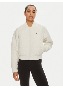 Calvin Klein Jeans Kurtka bomber J20J223871 Écru Regular Fit ze sklepu MODIVO w kategorii Kurtki damskie - zdjęcie 183985463