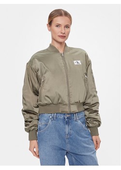 Calvin Klein Jeans Kurtka bomber J20J222591 Zielony Regular Fit ze sklepu MODIVO w kategorii Kurtki damskie - zdjęcie 183985591