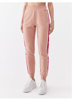 Guess Spodnie dresowe V3YB20 aKBV71 Brązowy Regular Fit ze sklepu MODIVO w kategorii Spodnie damskie - zdjęcie 183985724