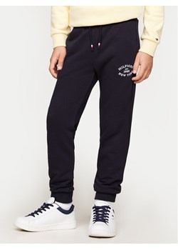 Tommy Hilfiger Spodnie dresowe Monotype KB0KB09065 Granatowy Regular Fit ze sklepu MODIVO w kategorii Spodnie chłopięce - zdjęcie 183985822