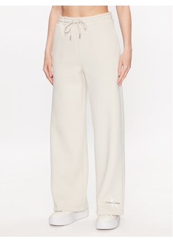 Calvin Klein Jeans Spodnie dresowe J20J221296 Écru Relaxed Fit ze sklepu MODIVO w kategorii Spodnie damskie - zdjęcie 183985913