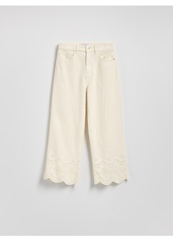 Reserved - Jeansy wide leg z ażurowym wzorem - kremowy ze sklepu Reserved w kategorii Jeansy damskie - zdjęcie 183994973