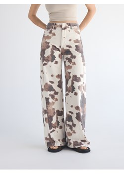 Reserved - Jeansy wide leg ze zwierzęcym wzorem - wielobarwny ze sklepu Reserved w kategorii Jeansy damskie - zdjęcie 183996481